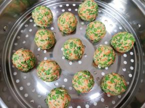 依次做完剩下的豆角窝窝，蒸屉上面刷上一层食用油，摆上做好的豆角窝窝。 