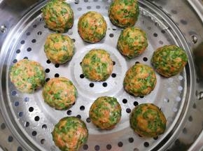 凉水上锅，上汽后转中火蒸10分钟关火，焖2分钟出锅。 
