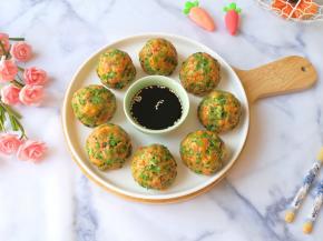 取一个蘸碟，倒入3勺轻盐酱油和1勺米醋，调成蘸汁，也可以根据自己的喜好撒点熟白芝麻。 