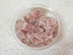 排骨用凉水浸泡一小时，中间换两次水。 