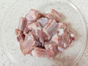 泡过的排骨反复冲洗干净，控一下水分备用。 