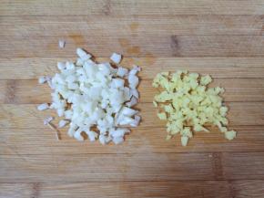 大蒜和生姜分别切成碎末。 