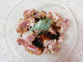 加入蚝油、味极鲜酱油、老抽、盐和鸡精搅拌均匀。