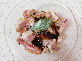 加入蚝油、味极鲜酱油、老抽、盐和鸡精搅拌均匀。
