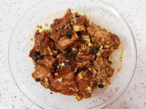 最后加入食用油搅拌均匀，盖上保鲜膜冷藏腌制一个小时，中间抓捏几次使排骨更快入味。 