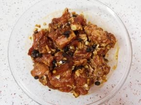 最后加入食用油搅拌均匀，盖上保鲜膜冷藏腌制一个小时，中间抓捏几次使排骨更快入味。 