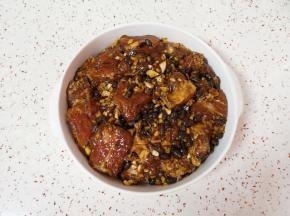 腌好的排骨放入盘子里。 