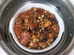 凉水上锅，烧开以后转中火蒸半个小时。