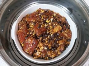 凉水上锅，烧开以后转中火蒸半个小时。