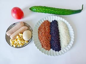 准备好食材，溏心蛋是现成卤好的。