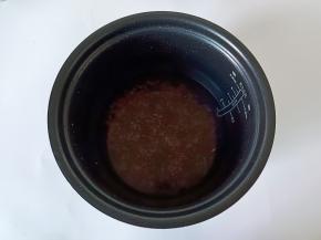 三种米放一起清洗后，放电饭煲煮熟。