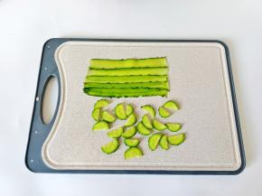 黄瓜切片与切块备用。