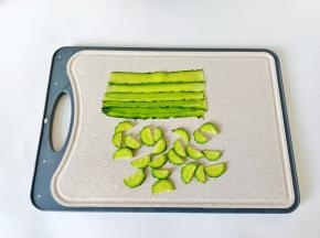 黄瓜切片与切块备用。