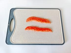 番茄清洗后切薄片。