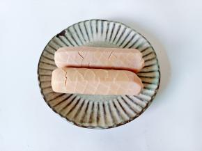 两根肠方便切好花刀。