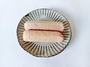 两根肠方便切好花刀。