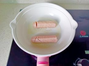 锅里油热放肠煎。