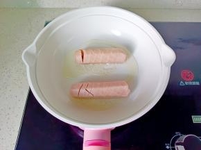 锅里油热放肠煎。