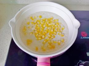 锅里水开下玉米粒煮熟捞出。