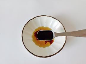 容器放橄榄油一勺，生抽一勺。