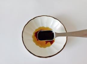 容器放橄榄油一勺，生抽一勺。