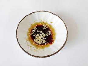 加熟芝麻拌均匀。