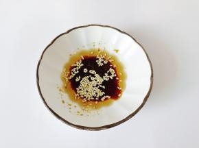 加熟芝麻拌均匀。