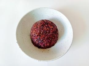 煮好的米饭放入容器。