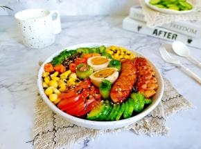 依次放上配菜，溏心蛋对半切开放中间。