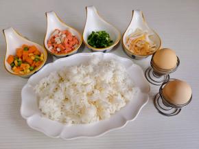 准备食材，蟹柳手撕成丝状。