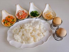 准备食材，蟹柳手撕成丝状。