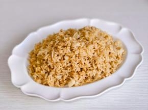 剩米饭加入生抽拌均匀备用。