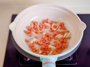 起油锅倒入火腿煸炒。