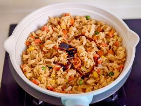 加入酱油饭，蚝油炒匀。