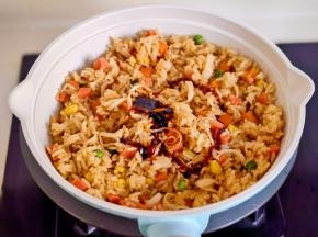 加入酱油饭，蚝油炒匀。