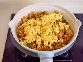 加入炒好的鸡蛋。