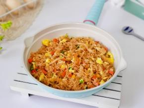 简单快手的炒饭。