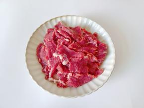 把牛肉放在盆里。