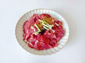 加上葱段，土豆淀粉。