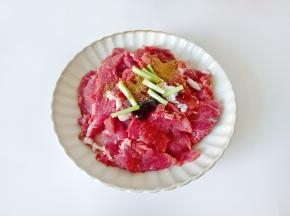 加上葱段，土豆淀粉。