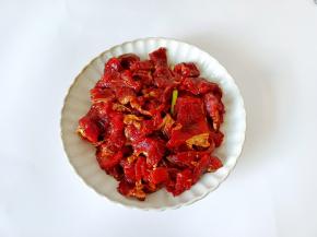 抓拌均匀后淋少许的食用油或者芝麻油锁住水份，腌制15分钟，