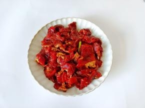 抓拌均匀后淋少许的食用油或者芝麻油锁住水份，腌制15分钟，