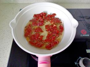锅里放食用油，油温五成热放牛肉串下锅炸。