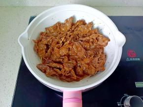 炸至牛肉串熟透。