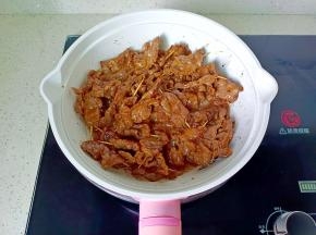 炸至牛肉串熟透。