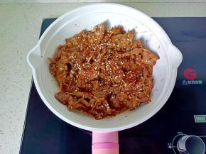 撒芝麻、孜然粒、辣椒粉翻炒均匀即可！