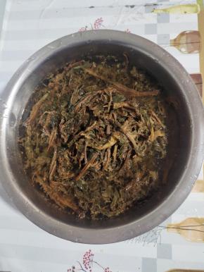 梅干菜提前用温水浸泡一晚上！（这个梅干菜是我年初用嫩嫩的白菜苔三蒸三晒做出来的梅干菜，用它来做扣肉吃起来特别香！）