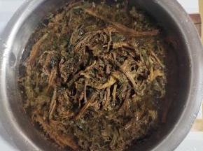 梅干菜提前用温水浸泡一晚上！（这个梅干菜是我年初用嫩嫩的白菜苔三蒸三晒做出来的梅干菜，用它来做扣肉吃起来特别香！）