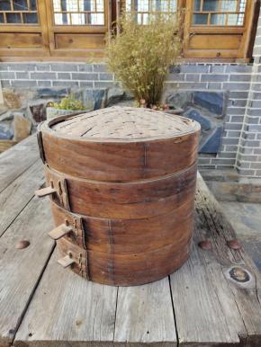 为了做梅菜扣肉，特意把我家的老古董~竹笼屉，找了出来，清洗干净，这样可以一次性蒸十几碗呢！