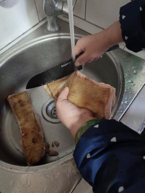 带皮五花肉，用电烙铁把猪皮上面的毛毛烙干净，用热水清洗干净，用刀把猪皮表面的脏东西刮出干净！（没有电烙铁的也可以把锅烧热后，转小火，直接把肉放入锅里面，猪皮朝下烙一会儿，用手抓着肉在锅里来回的摩擦，把猪皮上残留的猪毛烙干净！把猪皮烙至金黄色就可以了！）